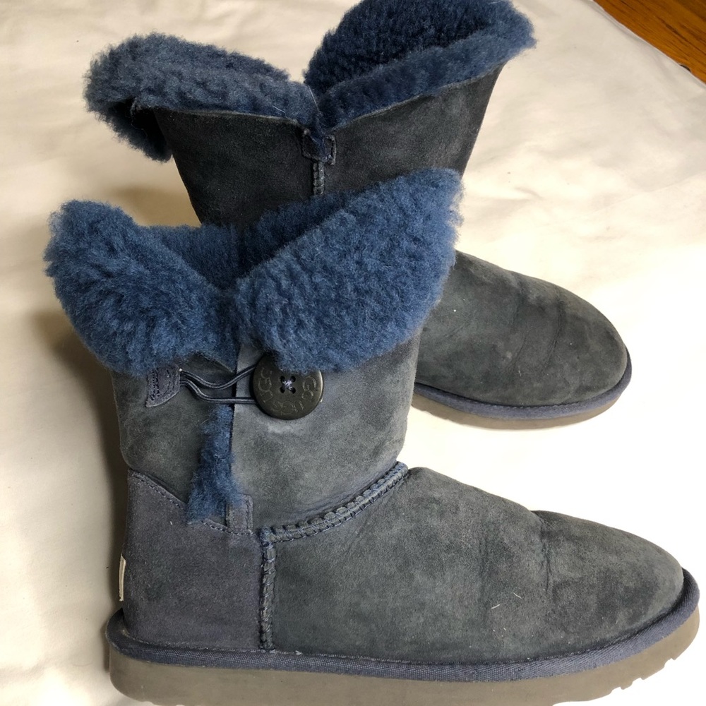 UGG Navy Button Bailey winter 🥶 boots
